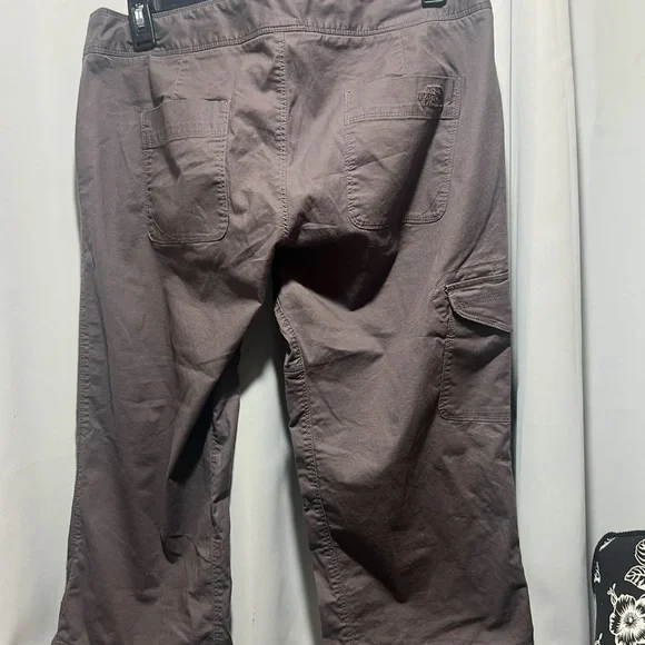 The North Face Women’s Cargo Capri Hiking Pants Taupe Gray Outdoor Size 14 - Picture 3 of 7